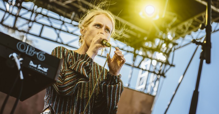 Heartbreak Satellite på Roskilde Festival: Norsk electropoptrio var uhøjtideligt og hyggeligt selskab