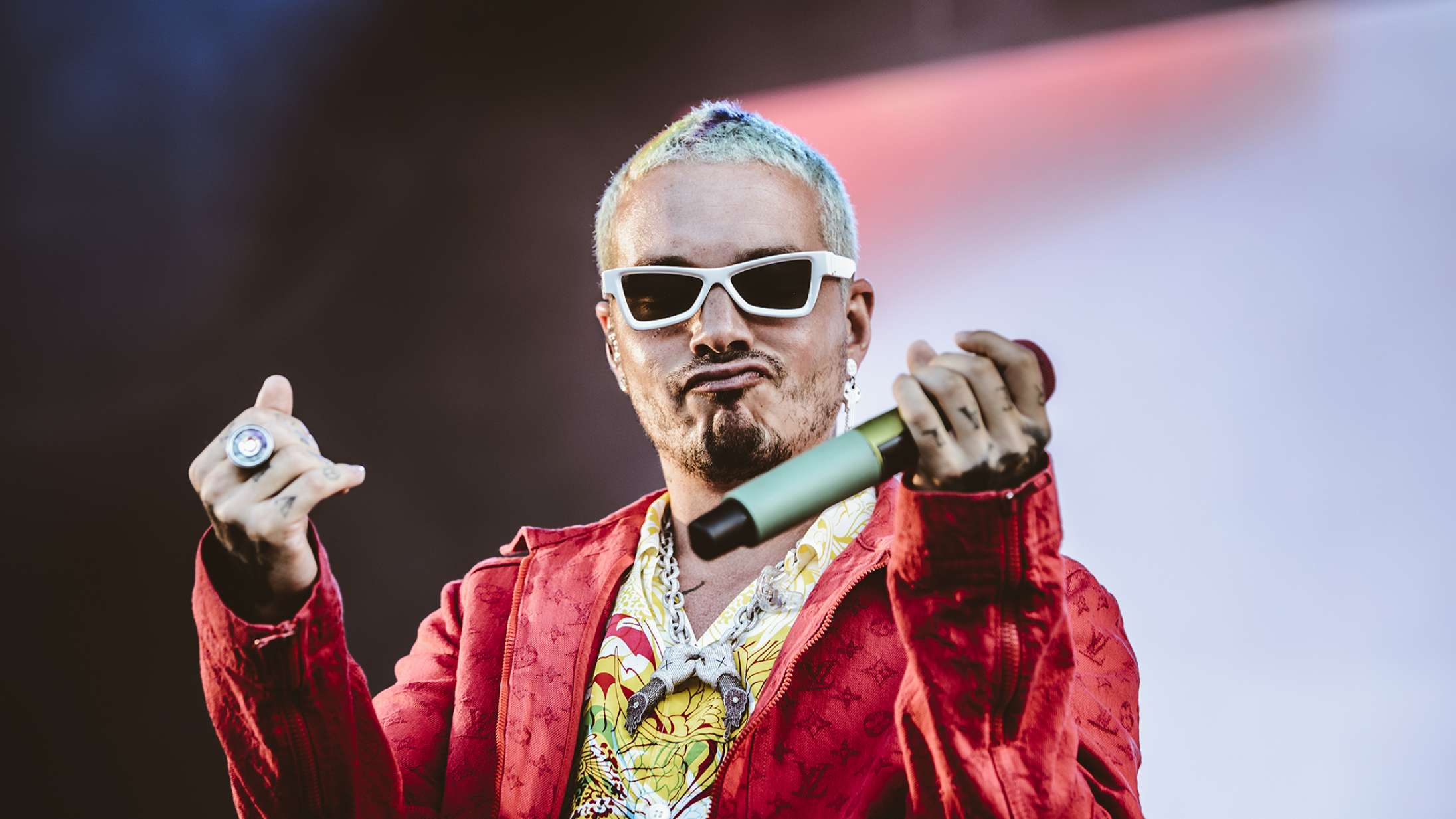 J Balvin undskylder for musikvideo, der er blevet beskyldt for racisme og misogyni