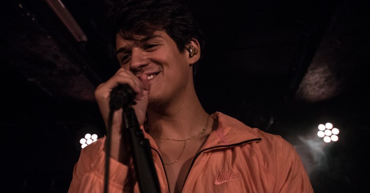 Stortalentet Omar Apollo skabte en fryd af en funkfest til sin første koncert på dansk jord