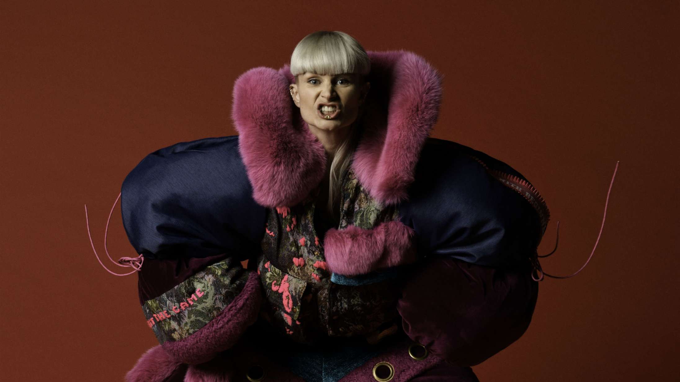 Kill J tager sin dramatiske popmusik til kanten på ‘Superposition’