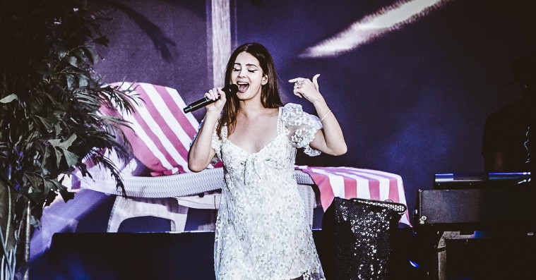 Lana Del Rey afbryder koncert for at lede efter sin forsvundne vaper