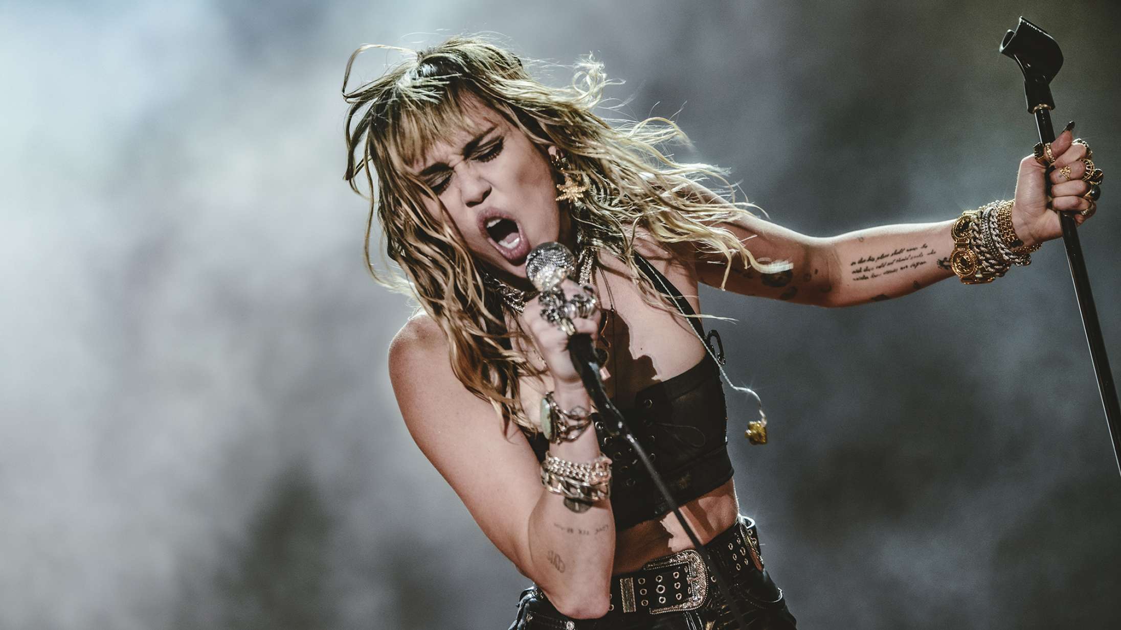 Miley Cyrus brænder mest igennem, når hun synger andre kunstneres sange – hvorfor?