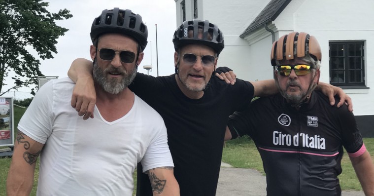 Woody Harrelson er i Danmark – cykler og drikker gammel dansk med Roland Møller
