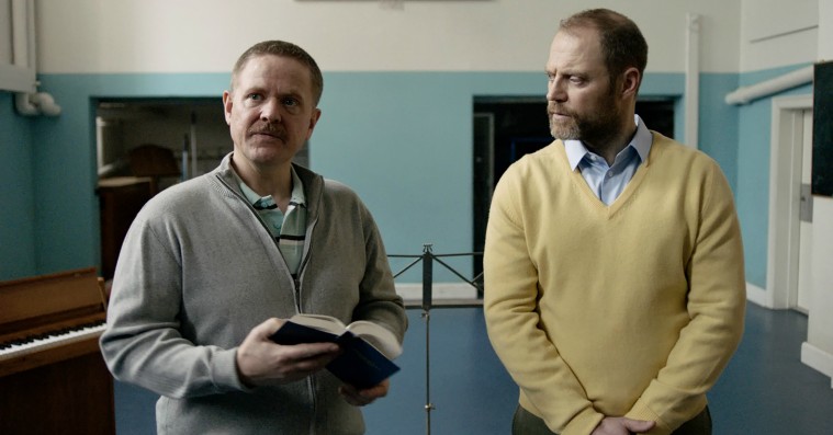 ’De frivillige’: Fængselskomedie med Anders Matthesen er en veltimet kæberasler