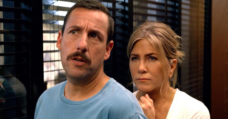‘Murder Mystery’: Jennifer Aniston gør sit for at redde Adam Sandler på autopilot i ny Netflix-film