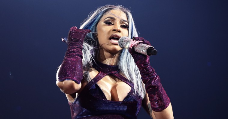 Cardi B og Bernie Sanders diskuterer mindsteløn i ny kampagnefilm