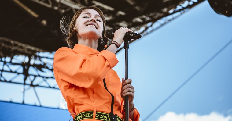 En glad og energisk Ea Kaya badede Roskilde Festival i bombastisk popmusik