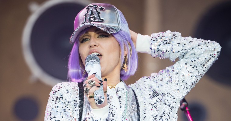 Miley Cyrus rullede det tunge skyts ud på Glastonbury – gæster, covers og ’Black Mirror’-show