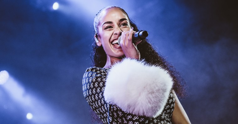 Jorja Smith gav en rigtig god soulkoncert på Roskilde Festival – men med en malplaceret afslutning