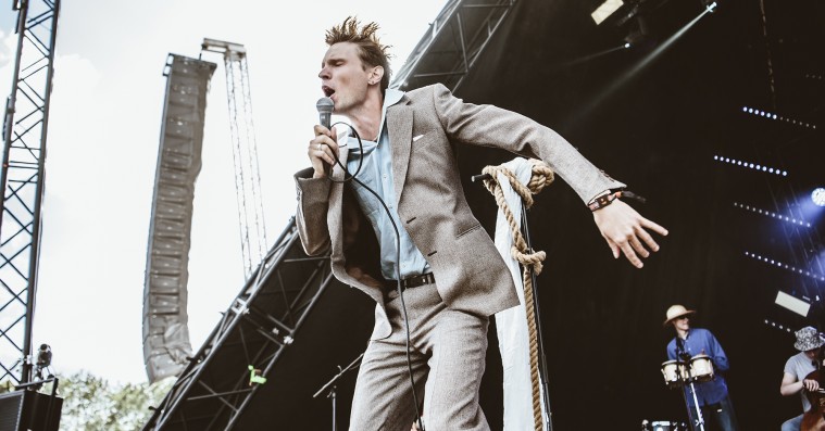 Josiah Konder spillede smadrede sjælere på Roskilde Festivals forblæste prærie