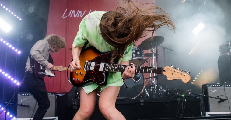Linn Koch-Emmery serverede melodiske støjperler i Roskilde Festivals eftermiddagssol