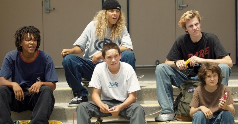 ’Mid90s’: Jonah Hills skater-film når ikke sit 90’er-forbillede til kuglelejerne