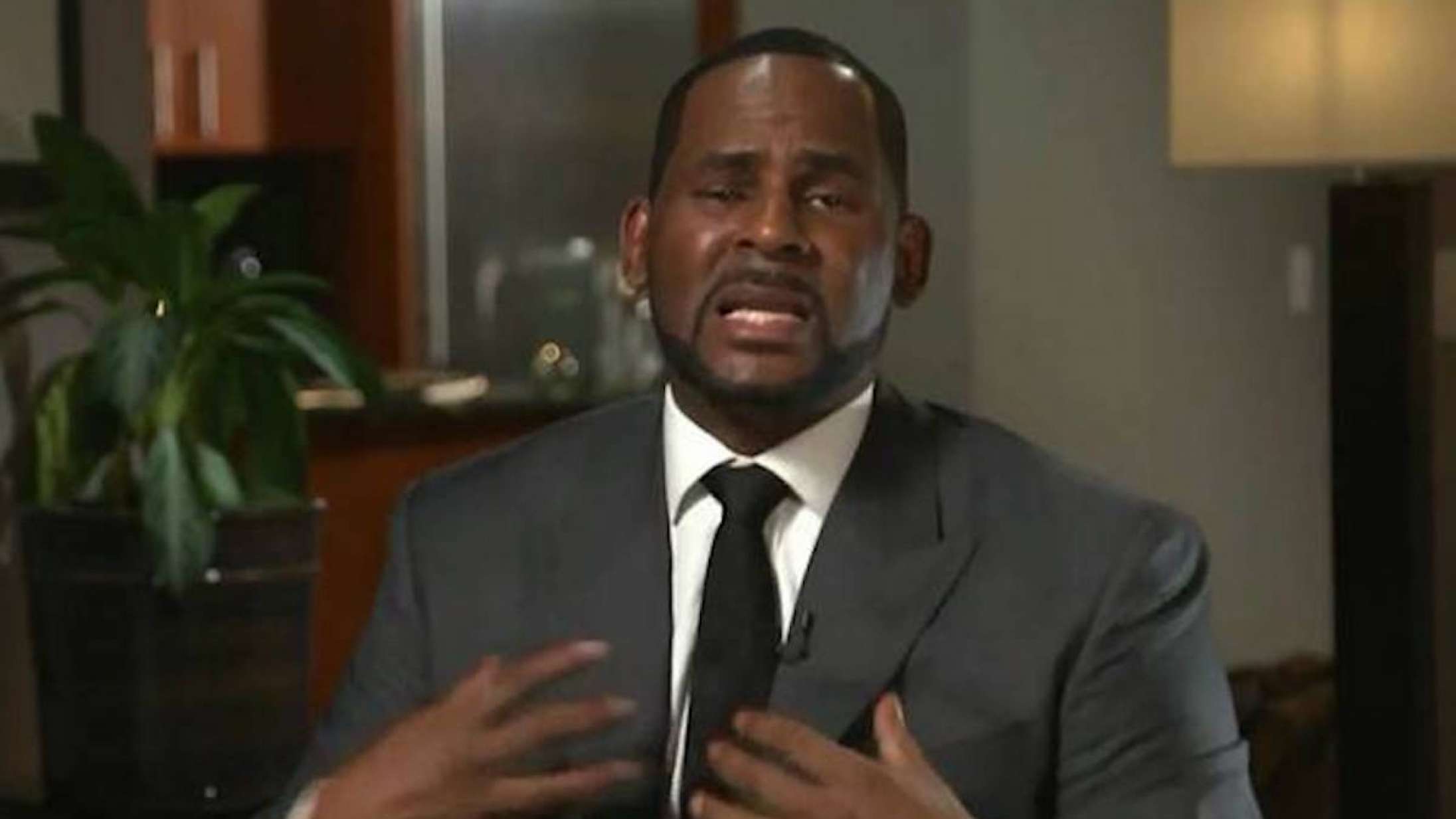 R. Kelly nægtet kaution, efter hans indercirkel overrækker over 20 sexbånd til politiet