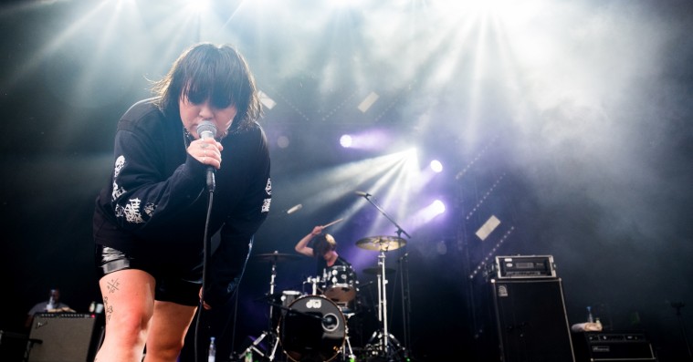 Rebecca Lou rockede første række omkuld på Roskilde Festival