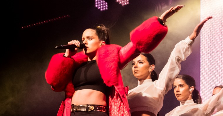 Rosalía fyldte åbenbart tasken med dansk design, da hun spillede Roskilde Festival