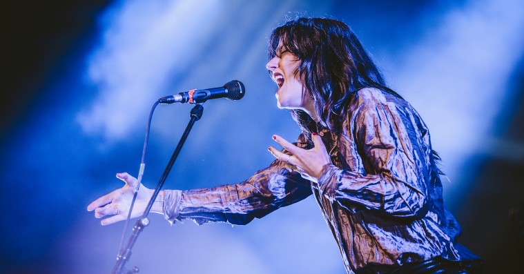 Roskilde Festival: Sharon Van Etten sang, så det gav et kollektivt jag i publikums hjerter