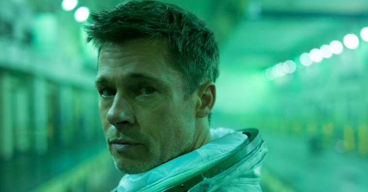 De danske anmeldere har været alt for hårde ved Brad Pitt-rumfilmen ’Ad Astra’