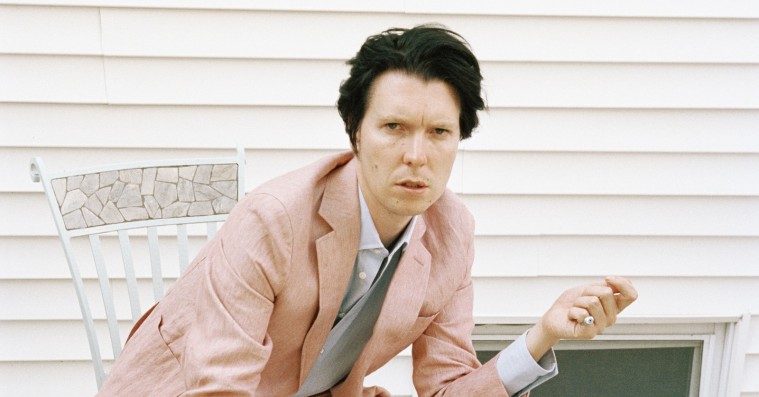 På ‘Miami Memory’ bruger satirikeren Alex Cameron 60’er-pop til at dissekere vores forkastelige verden