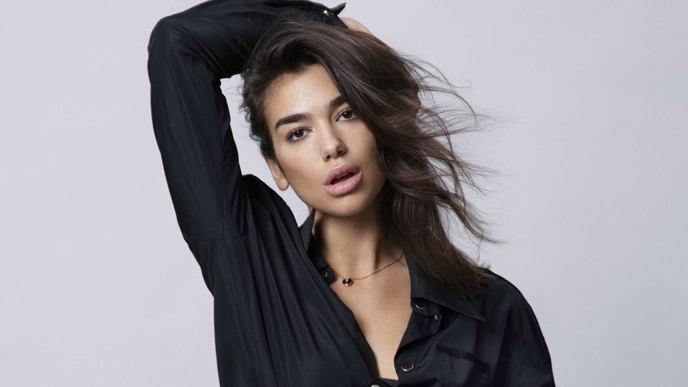 Dua Lipa slår sig sammen med J Balvin, Bad Bunny og Tainy på reggaeton-bangeren ‘Un Día’