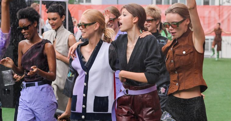 Showanmeldelse: Regndans og magtdemonstration da Ganni holdt modefest til Copenhagen Fashion Week