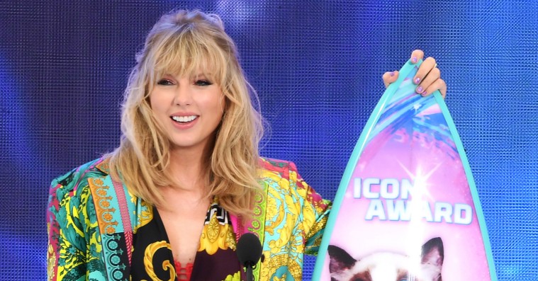 Se Taylor Swift modtage den første Teen Choice Icon Award nogensinde med politisk takketale