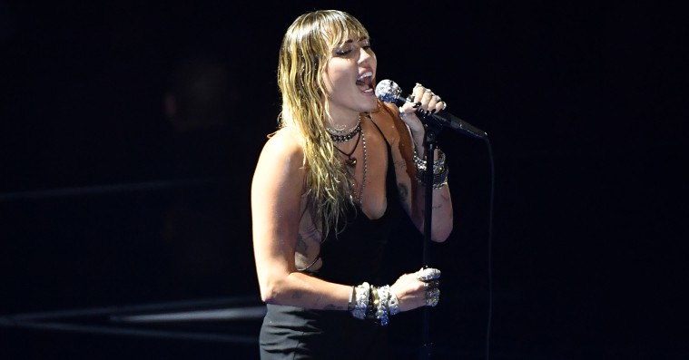 Miley Cyrus fremviser breakup-tatovering med gammelt rockcitat