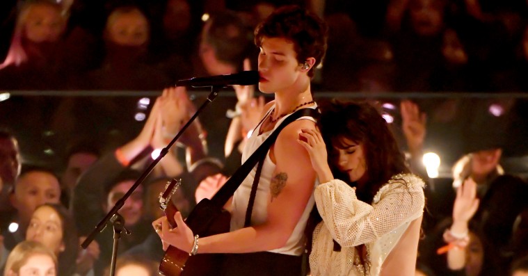 Shawn Mendes og Camila Cabello teaser kys under hed VMA-optræden