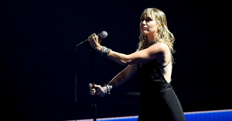 MTV VMA: Midt i skilsmissen krængede Miley Cyrus hjertet ud med breakup-balladen ‘Slide Away’