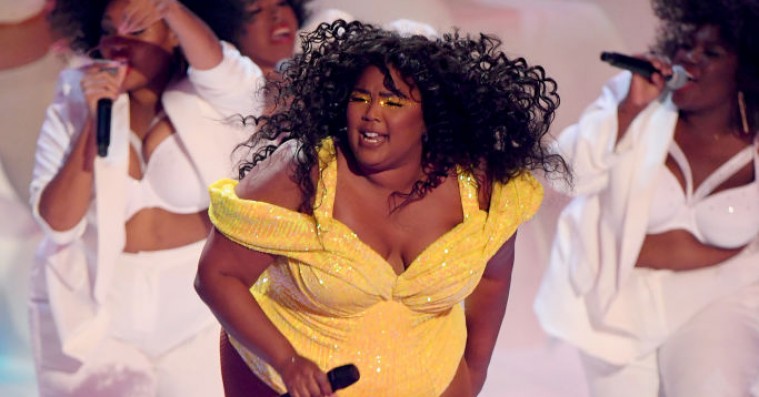 Se Lizzo spille hittet ‘Truth Hurts’ foran en kæmpestor røvballon til MTV VMA