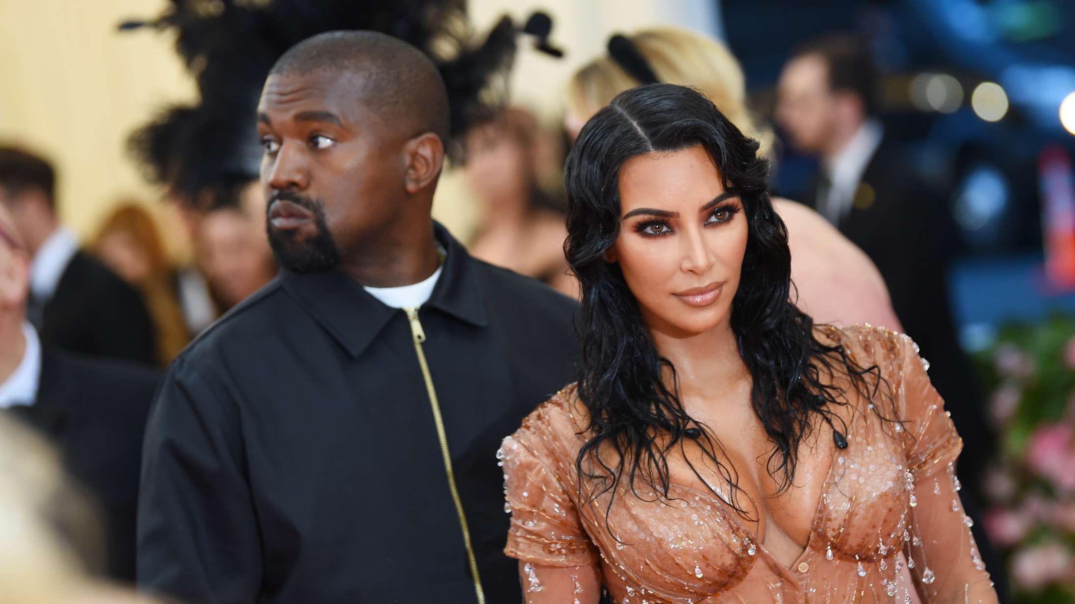 Endnu et Kardashian-meme er født: Kanye West fejrer Kim med bizart hologram af afdød far