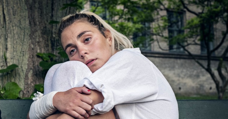 Dansk films største nye talenter snakker foran pejsen  – hør ‘Psykosia’-aktuelle Victoria Carmen Sonne og Maria Grahtø til Weekend