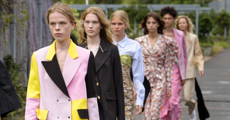 De bedste show-looks fra Copenhagen Fashion Weeks åbningsdag – fra cowboyinspiration til fængselsdetaljer