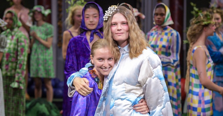 Showanmeldelse: Helmstedt stoler stadig på sin enkle idé ved Copenhagen Fashion Week – og det er forfriskende modigt