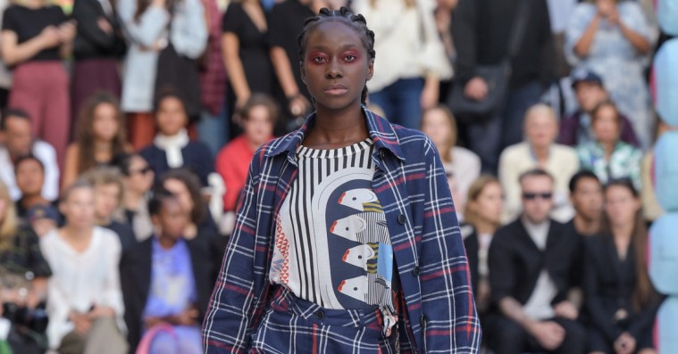 Showanmeldelse: Henrik Vibskov gjorde comeback i vanlig kompromisløs stil til Copenhagen Fashion Week