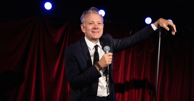 ’Undskyld, Norge’: Casper Christensen i sin allermest stodderagtige inkarnation til dato