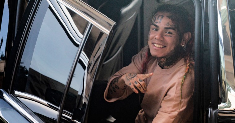 6ix9ine skal måske i vidnebeskyttelse – men hvad med tatoveringerne?