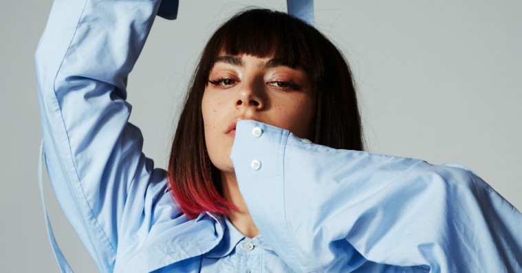 Charli XCX lukker sårbarheden ind i sit euforiske popunivers på ’Charli’