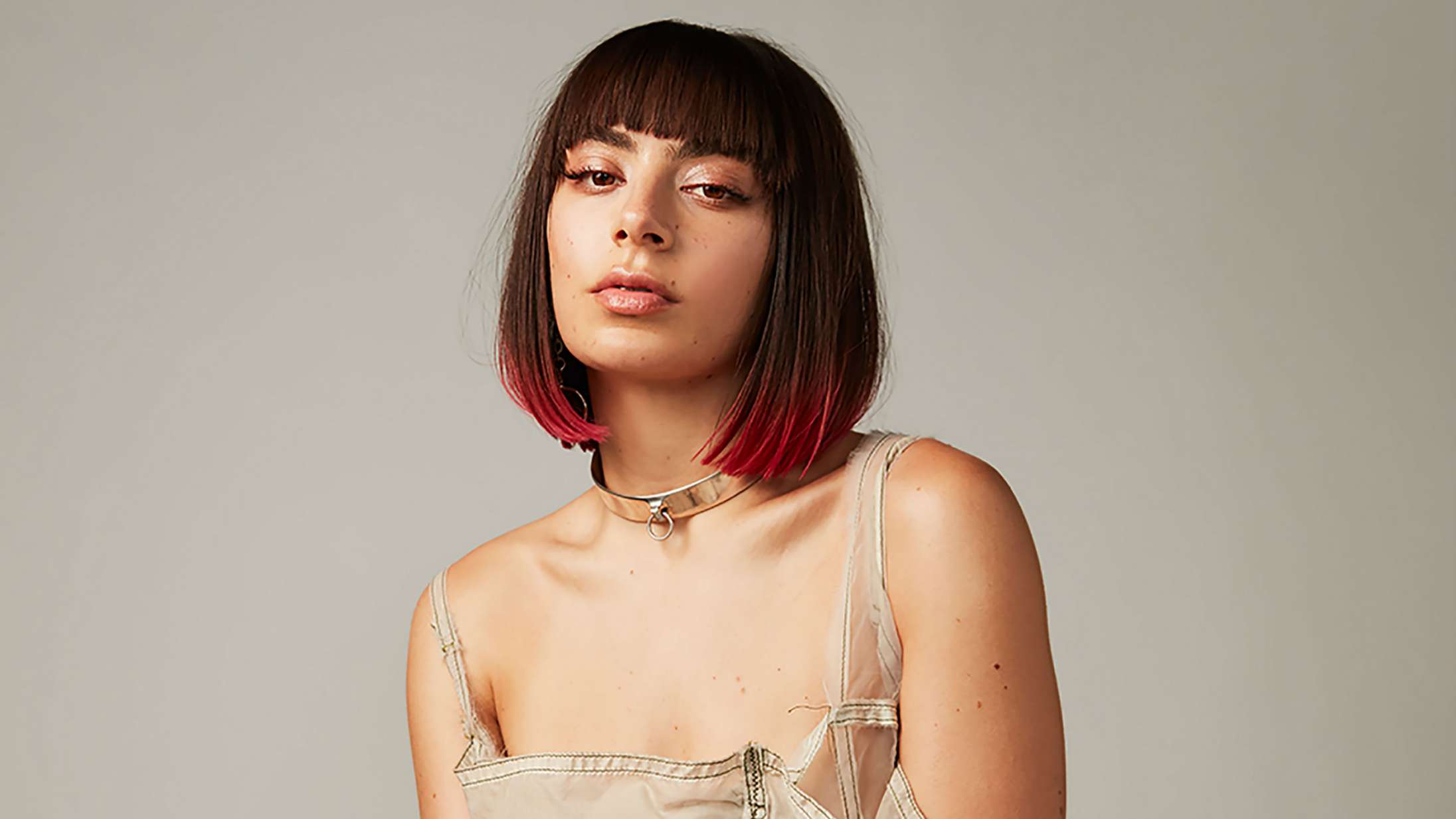 Charli XCX annoncerer nyt album, som skal skabes over den næste måned i isolation: ’How I’m Feeling Now’