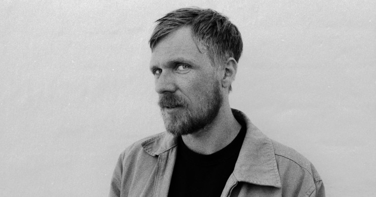 Chorus Grant vender ryggen til larmen og kigger indad på ’Vernacular Music’