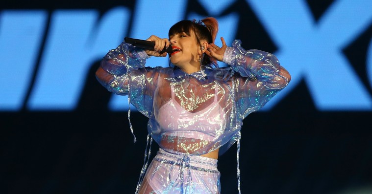 Hvorfor kan poppioneren Charli XCX ikke sælge koncertbilletter i Danmark?