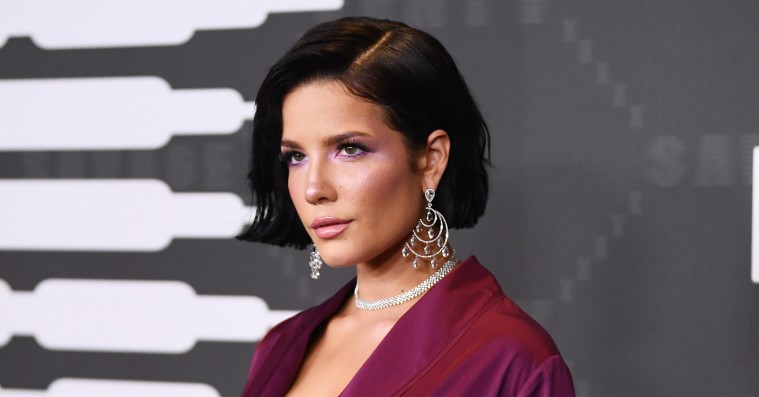 Halsey annoncerer nyt album med malerisk livestream – hør singlen ‘Graveyard’