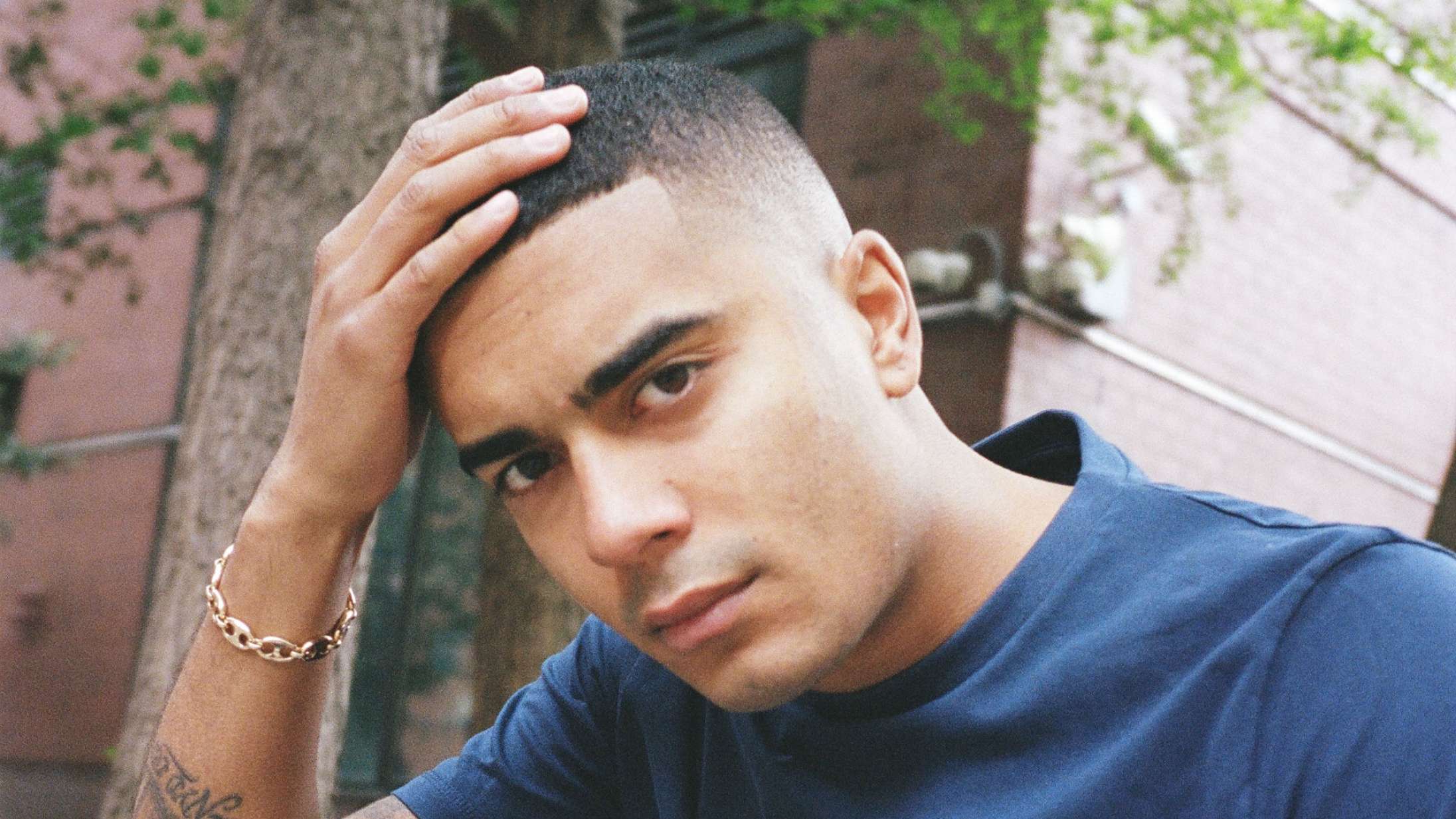 Kesi sælger fejltrykt merchandise – giver pengene til velgørenhed