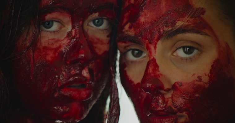 ’Psykosia’: Selvmord er forførende i dansk debut med Victoria Carmen Sonne og Trine Dyrholm