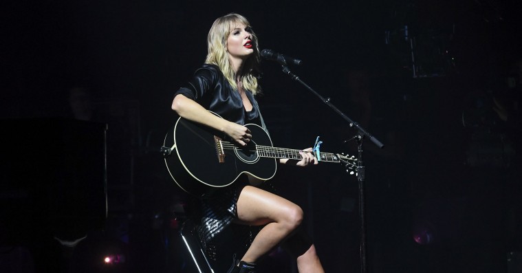 Vi var til intimkoncert med Taylor Swift i Paris: Sådan oplever man ikke superstjernen længere