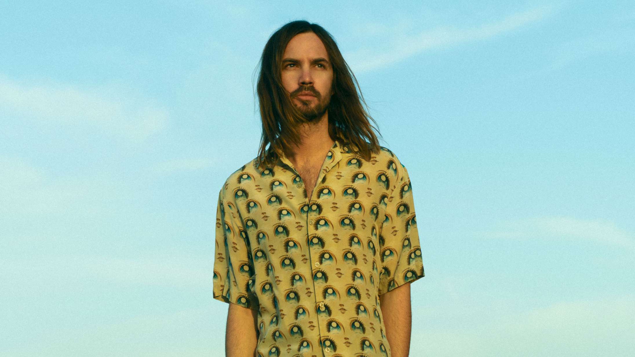 »Jeg plejede at hade at optræde og forsøgte altid at gemme mig væk bag min guitar og mit hår« – nu spiller Tame Impala arenakoncerter verden rundt