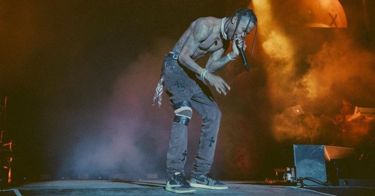 »Jeg tror, jeg har brækket mit knæ«: Travis Scott fortsætter koncert efter grumt styrt