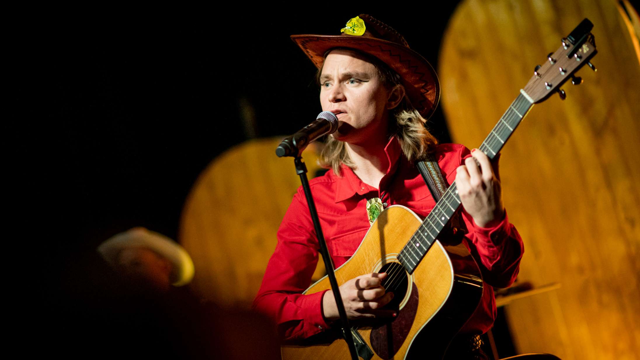 Bisses Hotel Cecil-optræden startede som et halbal – men udviklede sig til et vidunderligt følelseskaos