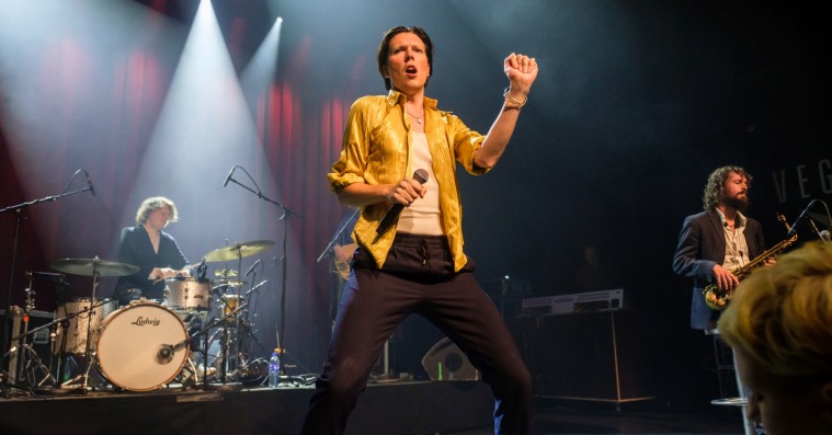 Alex Cameron holdt masken i Store Vega – selv under »eating your ass like an oyster«