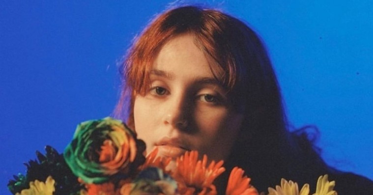 Clairo dissekerer sin egen sang i rørende podcast – taler om selvmordstanker og taknemmelighed