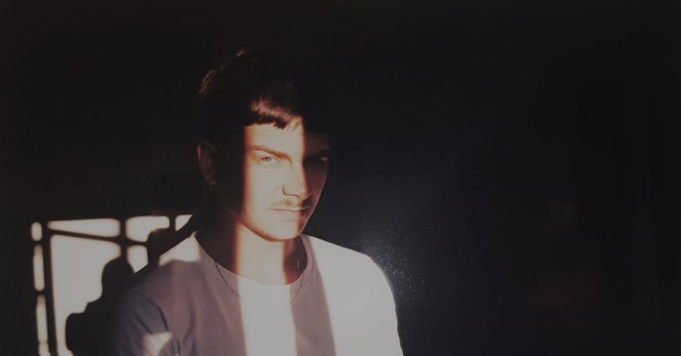 Danni Toma kaster sig over popmusikken på ‘EP 1 – Dagene efter’ – det er modigt